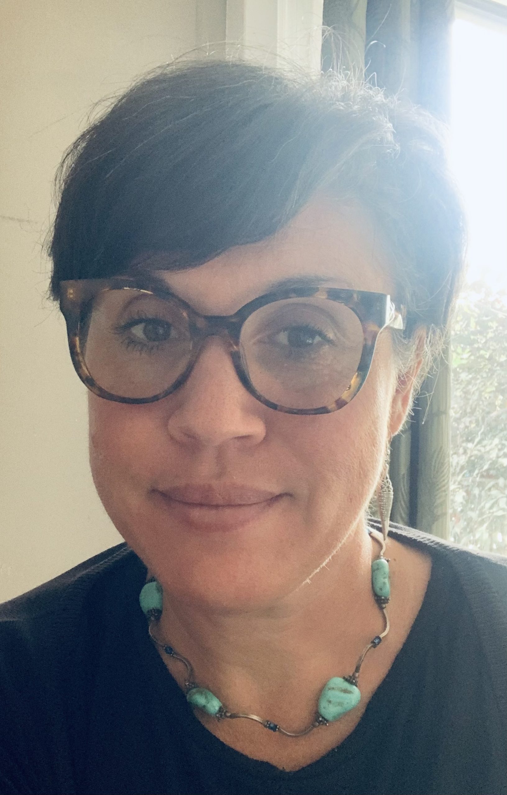 Portrait d'Anne-Marielle Boyer, artiste cyanotypiste, en lumière naturelle