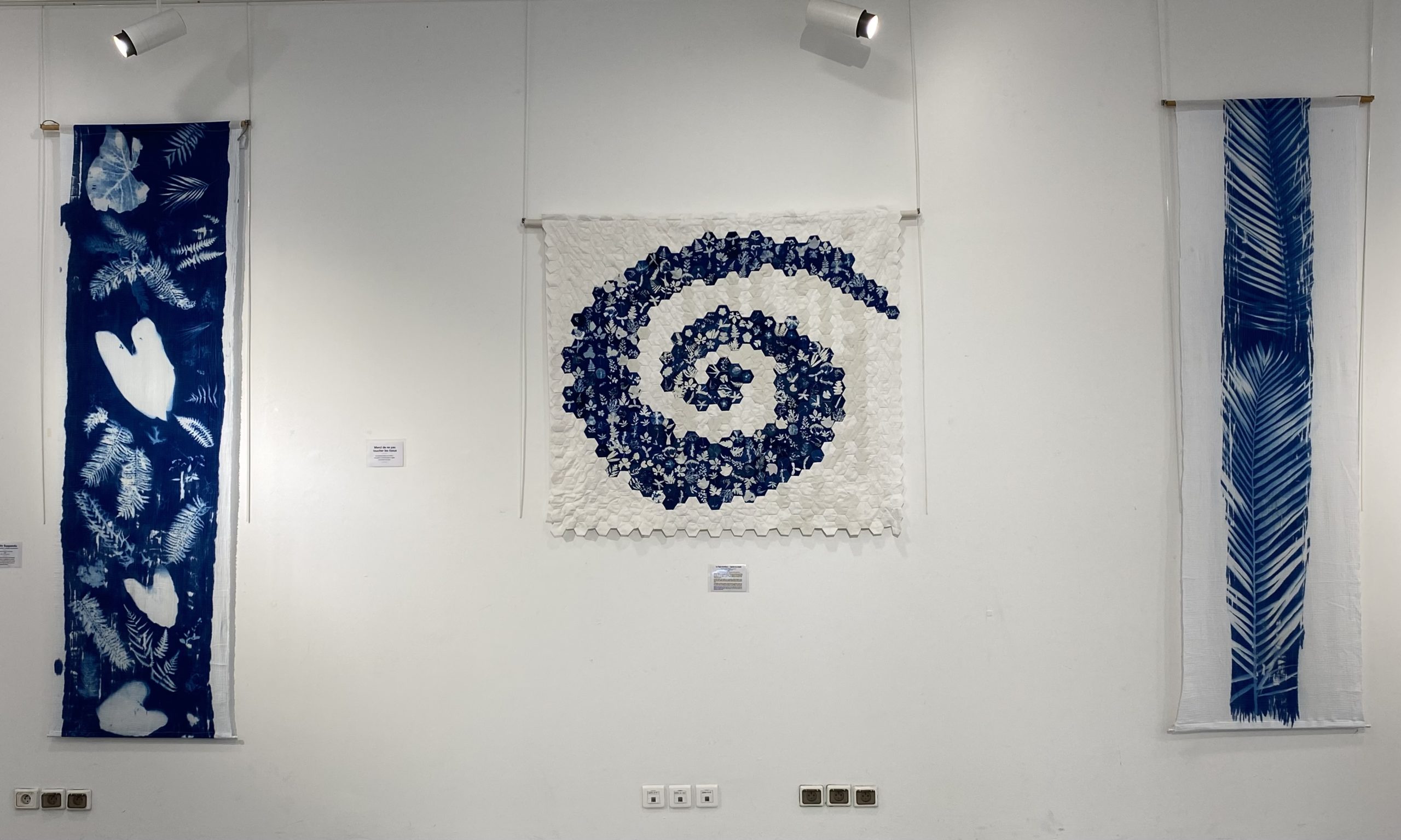 Installations textiles cyanotypées suspendues, exposition L'Esprit Bleu