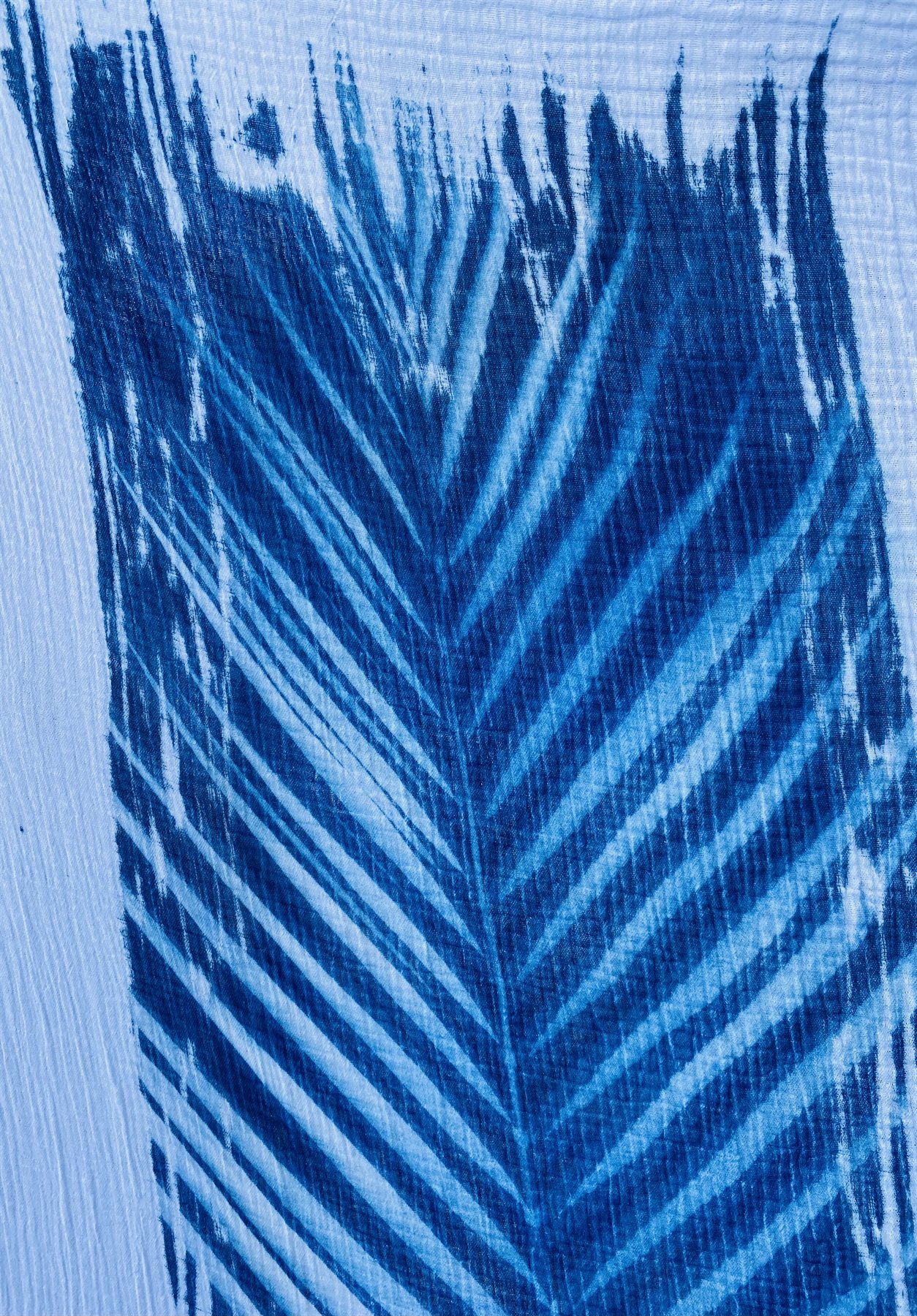 Grand voile de coton gaze cyanotypé : empreinte de feuilles de palmier en bleu