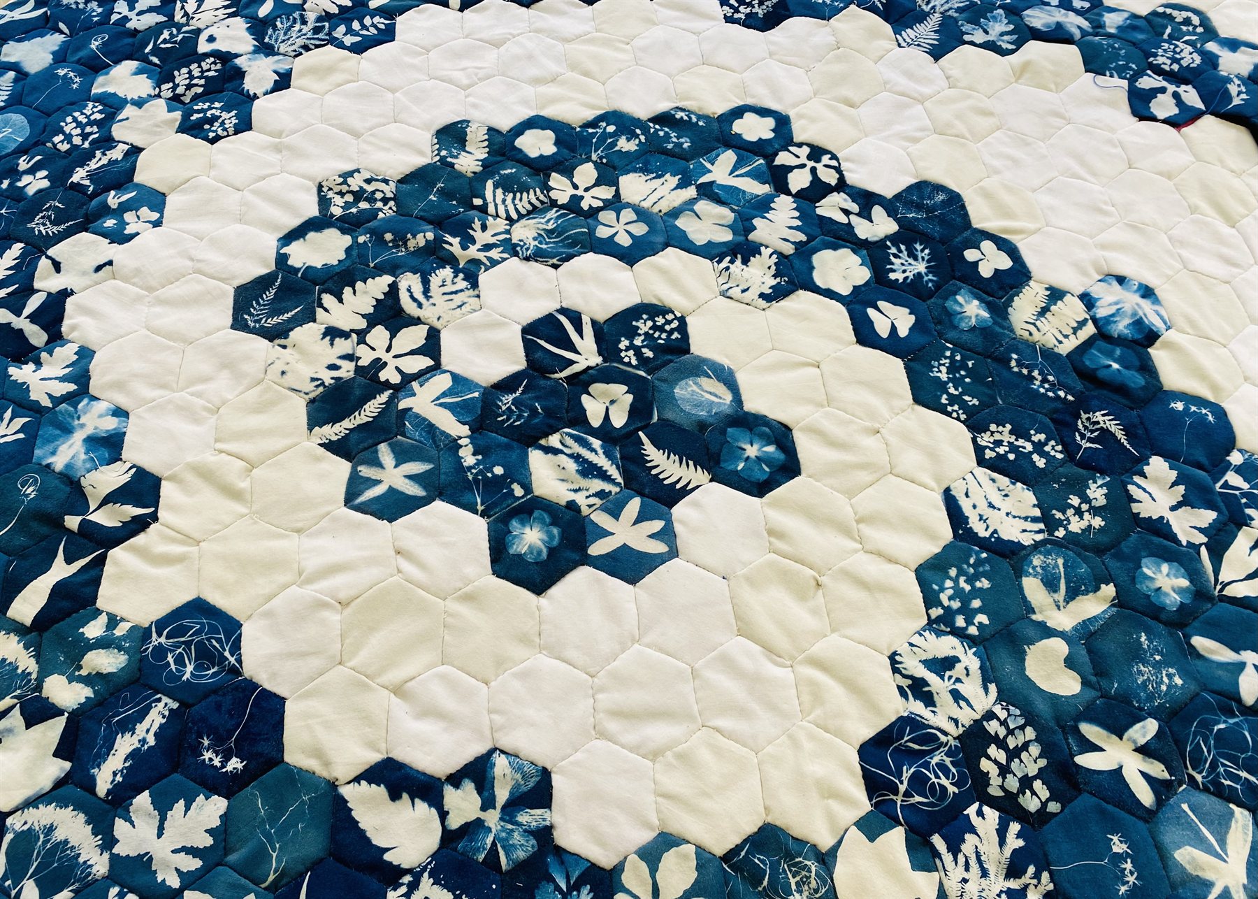 Détail du Tapis Mendiant : hexagones cyanotypés assemblés en spirale